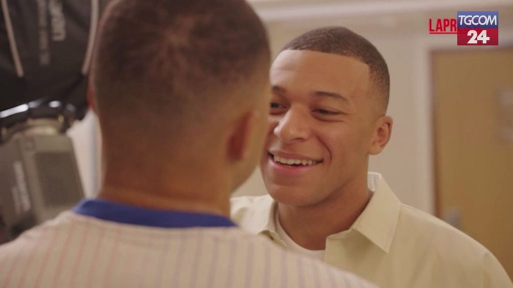 Mbappé entra nell’Olimpo del Madame Tussauds: il calciatore si ammira nella sua nuova statua a Londra.