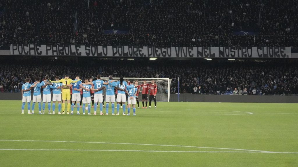 Napoli-Milan: Omaggio floreale e un commovente minuto di silenzio in memoria di Diego De Vivo, il giovane talento scomparso a 14 anni.