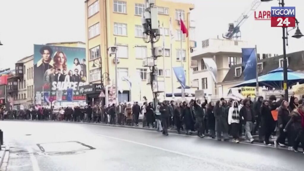 A Istanbul, le strade si riempiono: studenti in protesta per l’arresto del sindaco Imamoglu