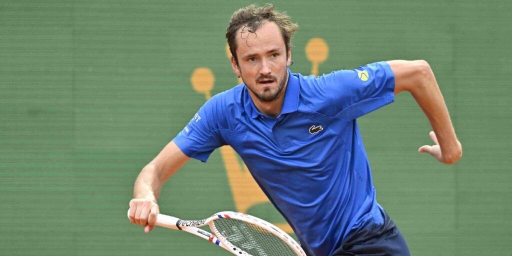 Medvedev elogia Sinner: “Per chiunque altro mi chiederei se i primi match sarebbero duri. Con Jannik non è così”.