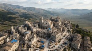 Veduta aerea di un borgo del centro Italia colpito dal terremoto con edifici in ricostruzione