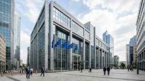 Edificio istituzionale europeo moderno con bandiere dell'Unione Europea