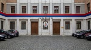 Esterno di una caserma dei carabinieri italiana, simbolo di sicurezza e protezione per le vittime di violenza