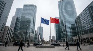 Bandiere dell'Unione Europea e della Cina in un contesto di relazioni commerciali internazionali